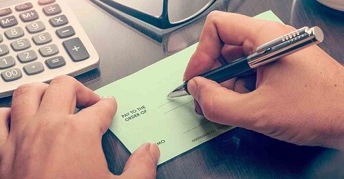 someone fills out a cashier's check